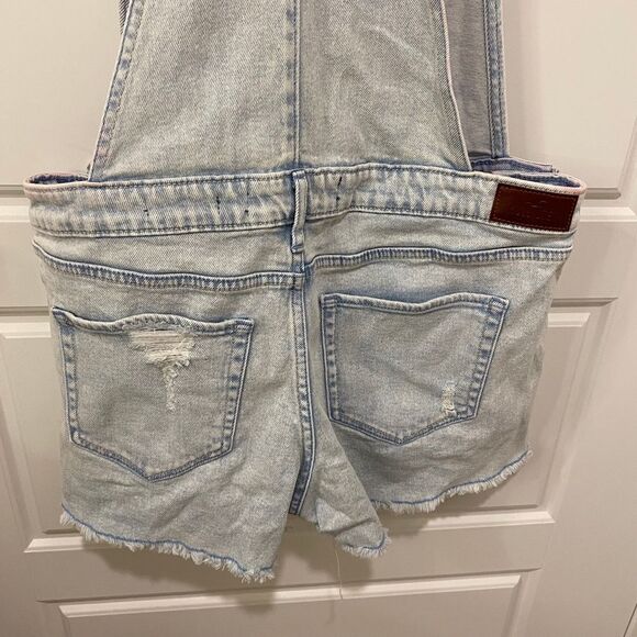 Hollister Women's Distressed Boyfriend Denim Short Overall. Light Blue. Medium - Picture 11 of 14